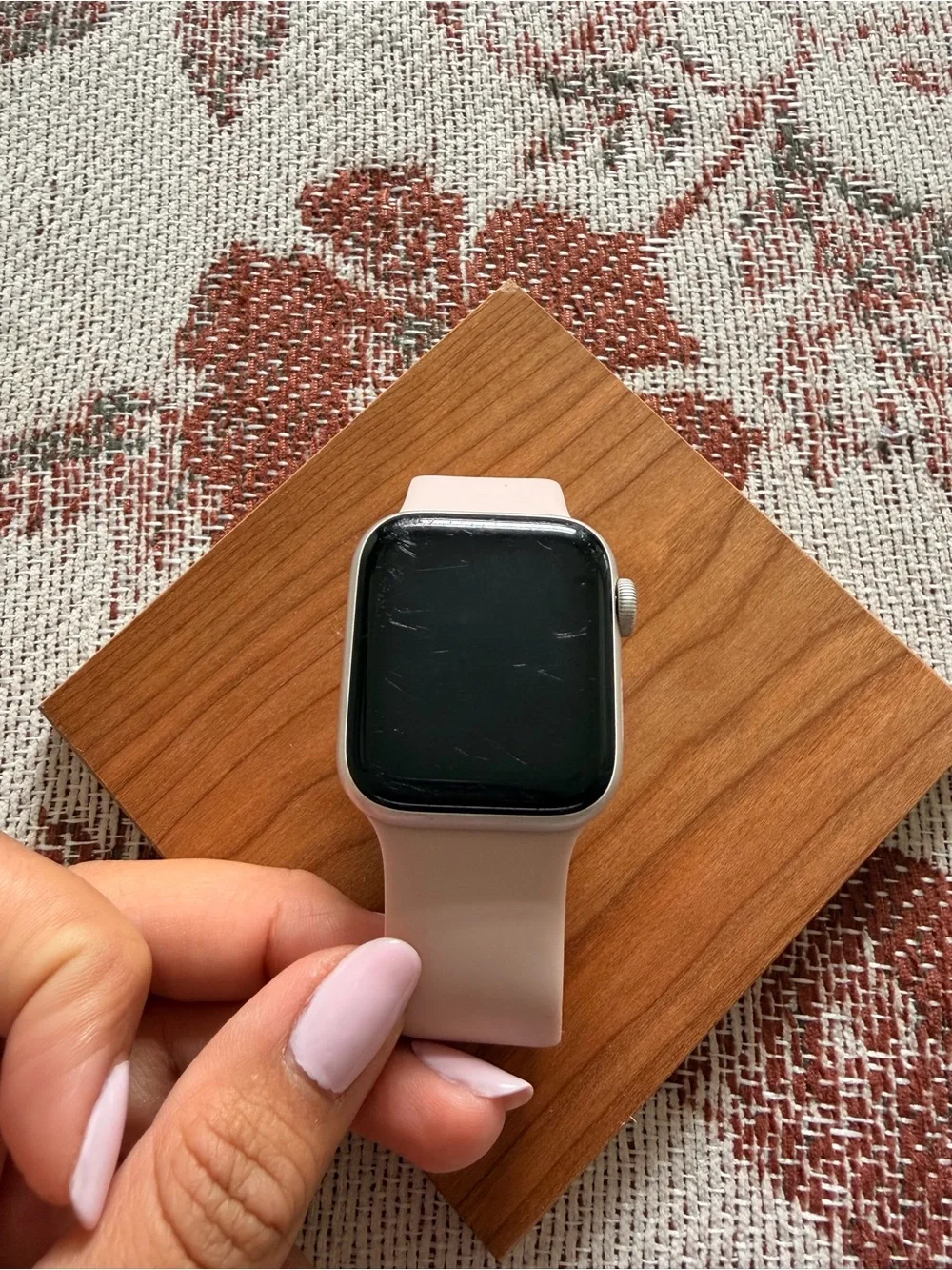 Apple Watch SE with Silicone Band - Sleek Wearable